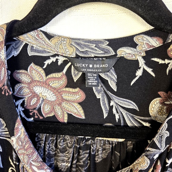 Lucky Brand Women's Black/Rose Floral V Neck Top Size Plus 1X - Picture 3 of 6